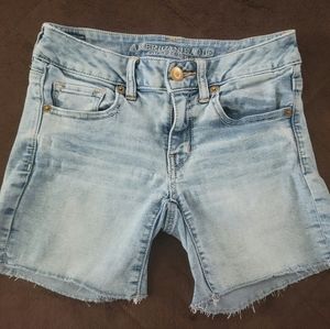 AE Wms size 2 super stretch midi bleach washed jean shorts